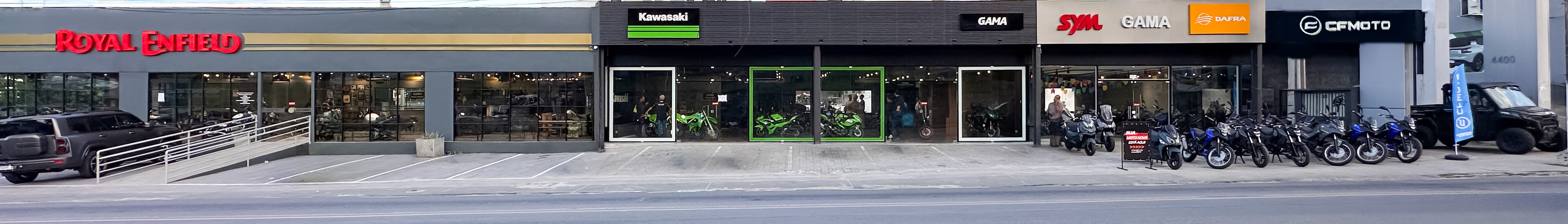 Fachada das concessionárias do Grupo Gama em Maceió: Royal Enfield, Kawasaki, SYM e CFMOTO lado a lado
